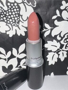 MAC Hug Me Lipstick